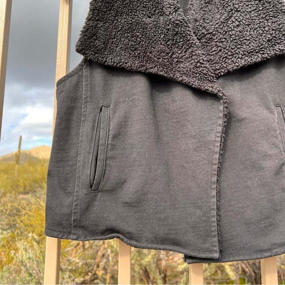 ⬇️Gap Ladies Vest W/Imitation Fur Size M Black Snap On Front Two Pockets - Picture 5 of 10